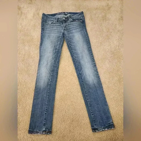 American Eagle Medium Wash Blue Jeans Size 2S 28" Waist Straight Leg #C69 - Picture 1 of 5